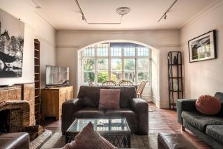 Montefiore -Budget friendly 2 bed ground floor apartment - patio and street easy parking - Short walk to park - 7