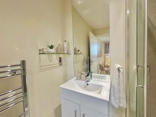 Contemporary Bromley Penthouse with Balcony - 5