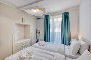 Deluxe 3BR Seafront Apartment - 3