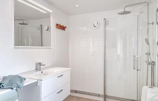 2 Bedroom Cozy Home In Ljungskile - 1