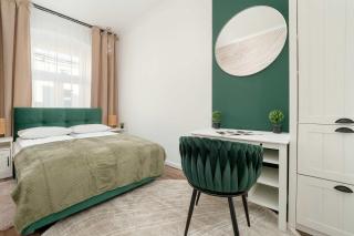 Apartament w Sercu Łodzi Piotrkowska Balkon & 2 Sypialnie by Noclegi Renters - 9