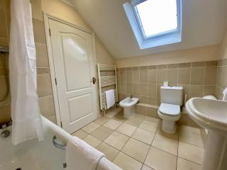 Stylish Bracknell Top Floor Apartment - 1