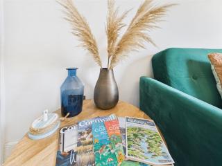 Central Falmouth Flat with Free Parking - 6