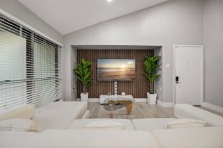 Pool Oasis Near Airport Gym, Games&BBQ - 4