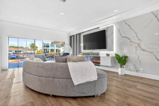 Waterfront Villa - 5 min Aventura - Cool Amenities - 1