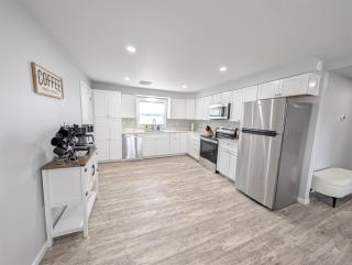 Relaxing River View Stay Renovated 3BR Home - 1