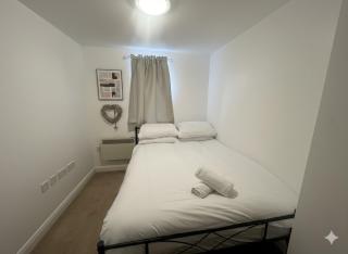 Stylish 2-Bed Manning Gardens - 6