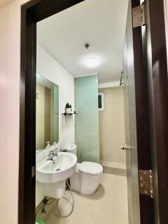 Condo In Abreeza Mall Near Pool with Balcony - 9