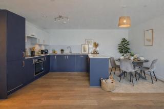 2-Bedroom Modern apt with Gym, roof terrace, Free Parking and 3 min walk to train st - 4