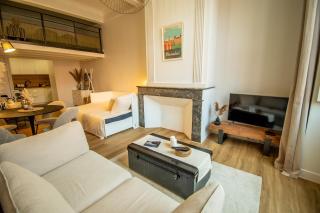 Chez Alex Lumière sur la Place Nationale - 1