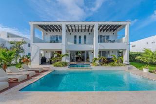 Luxury 3BR Villa w Pool & Views - 9