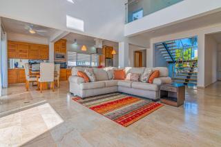 Luxury 3BR Villa w Pool & Views - 7