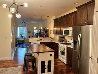 Professional's Haven Room w Desk & Private Bath - 4