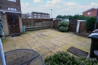 Woodhouse Stays for contractors & Families with free parking & fast WI-FI, modern - 8