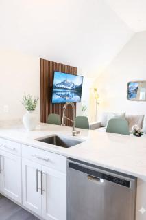 Yale Getaway Parking Wooster Square King Bed - 1