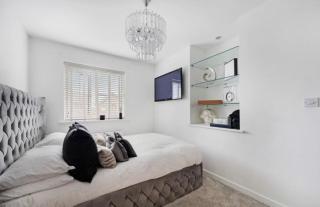 4-Bedroom Detached Home Mosley Common, Worsley - 2