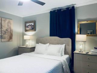 The Hourglass Inn- Unit B - 5