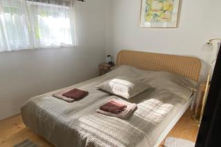 Lakeside holiday home with private garden - 3