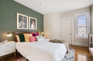 Downtown Beverly Minutes to Salem+Train w/Parking - 9