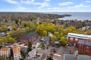 Downtown Beverly Minutes to Salem+Train w/Parking - 5