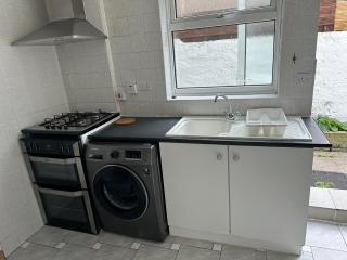 4-Bed House in Enfield- Sleeps 8- Private garden - 0