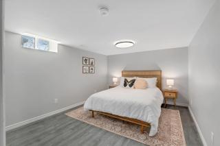 Cozy 2BR w/ Parking, mins from Highway & Chrysler - 8