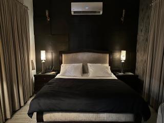 Private Ultra-Luxurious Suite in a Villa, DHA Phase 7 - 5