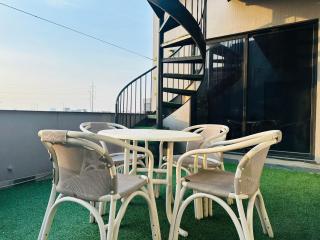 Private Ultra-Luxurious Suite in a Villa, DHA Phase 7 - 2