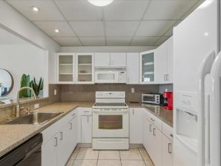 Sea Air Towers - Oceanfront Condo w Pool & Gym - Hollywood - 6