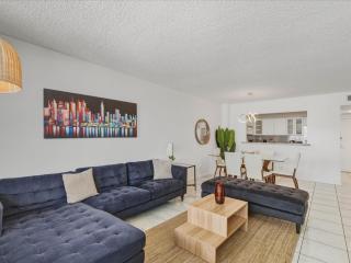 Sea Air Towers - Oceanfront Condo w Pool & Gym - Hollywood - 2