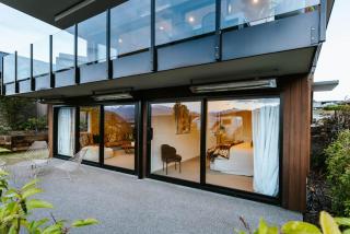 Korari House - Lake Views - Close to Town Centre - Sleeps 10 - 2