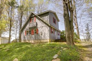 Lake View Cottage with Deck and Beach Access - 9