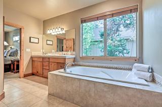Spacious Sunriver Getaway with Hot Tub and Games - 3