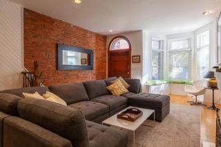 Downtown living Sleeps 14 wEV parking balcony - 0