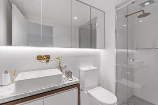 Resort Style Infinity Pool Gym Chic 1 Bedroom - 1