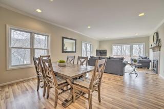 Spacious Harbor Springs Home w Hot Tub - 7
