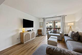 Stylish Sunny Surf Villa - Beach Across Street - 4