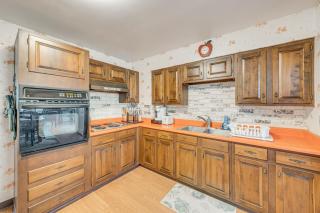 5 Mi to Dtwn Rockford Pet-Friendly Home with Yard! - 1