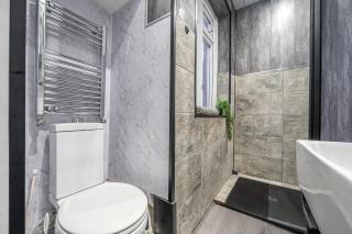 Central Cardiff townhouse for groups - 2