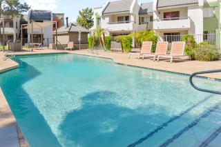 Designer Resort Style - King Bed, Pool, Gym - 8