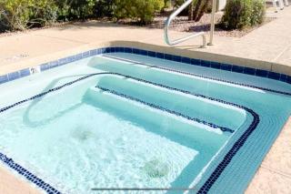 Designer Resort Style - King Bed, Pool, Gym - 1