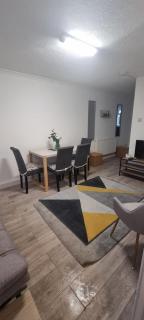 3 Bedroom Family Home with Drive & Garden near South Wimbledon - 8