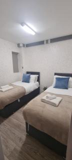 3 Bedroom Family Home with Drive & Garden near South Wimbledon - 3