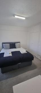 3 Bedroom Family Home with Drive & Garden near South Wimbledon - 5