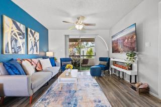 Designer Retreat - King Bed, Pool, Gym - 4