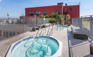 Chic urban loft steps from dining and shopping - 8