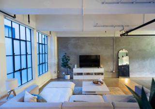 Chic urban loft steps from dining and shopping - 7