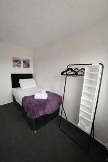 2 Bed 1 Bath in Milton Keynes - Sleeps 4 - Parking - 4