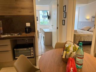 Três Suítes, segunda quadra da praia - 0