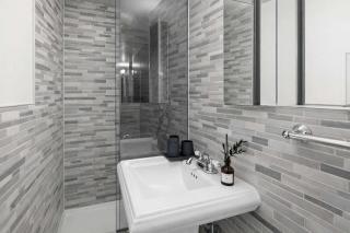 Modern Manhattan Haven Near Everything - 3